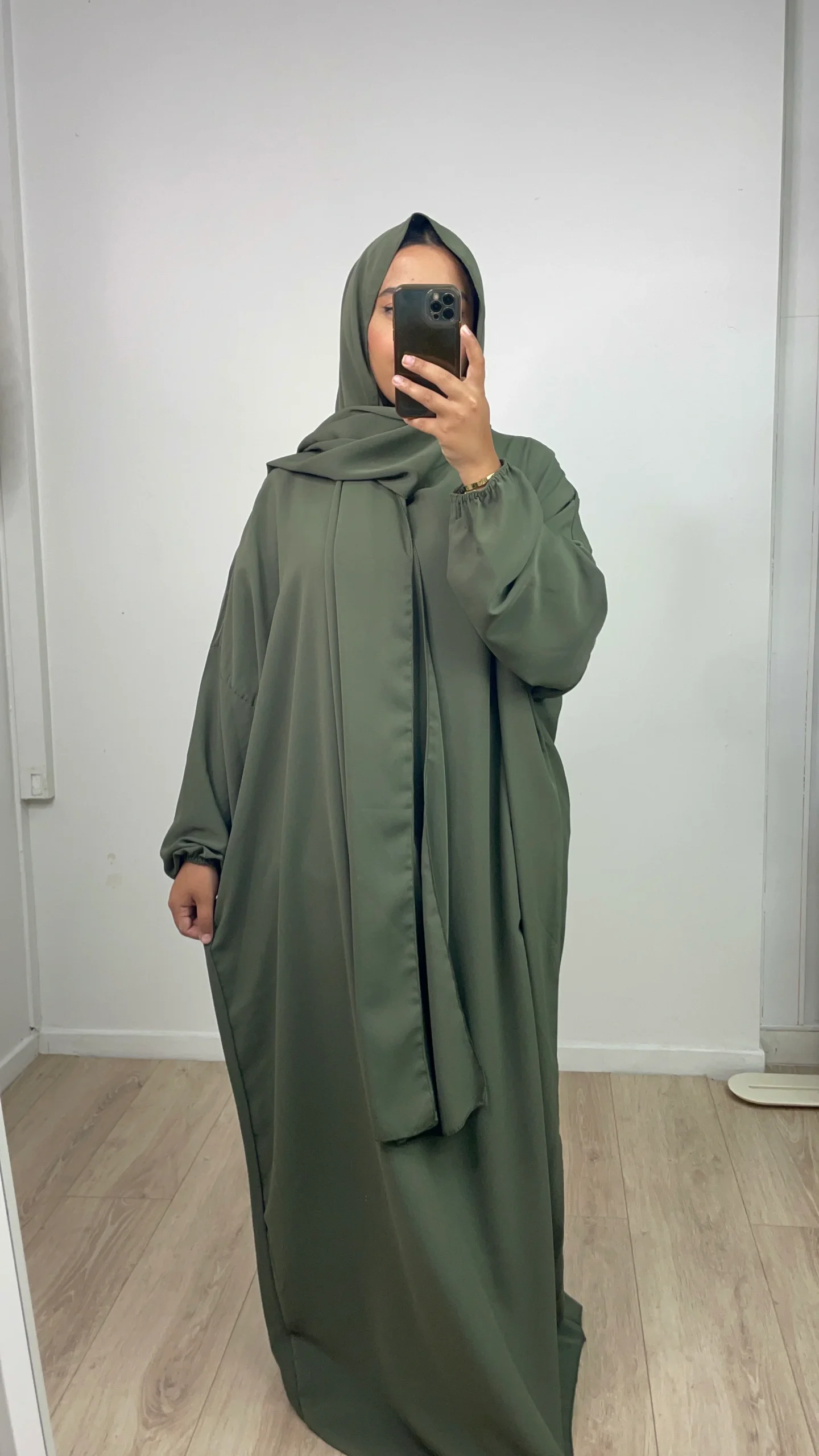 Abaya ample avec voile intégré Kaki